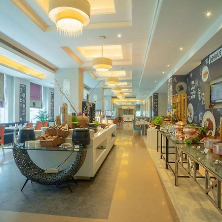 Radisson Hyderabad Hitec City Bagian luar foto The restaurant