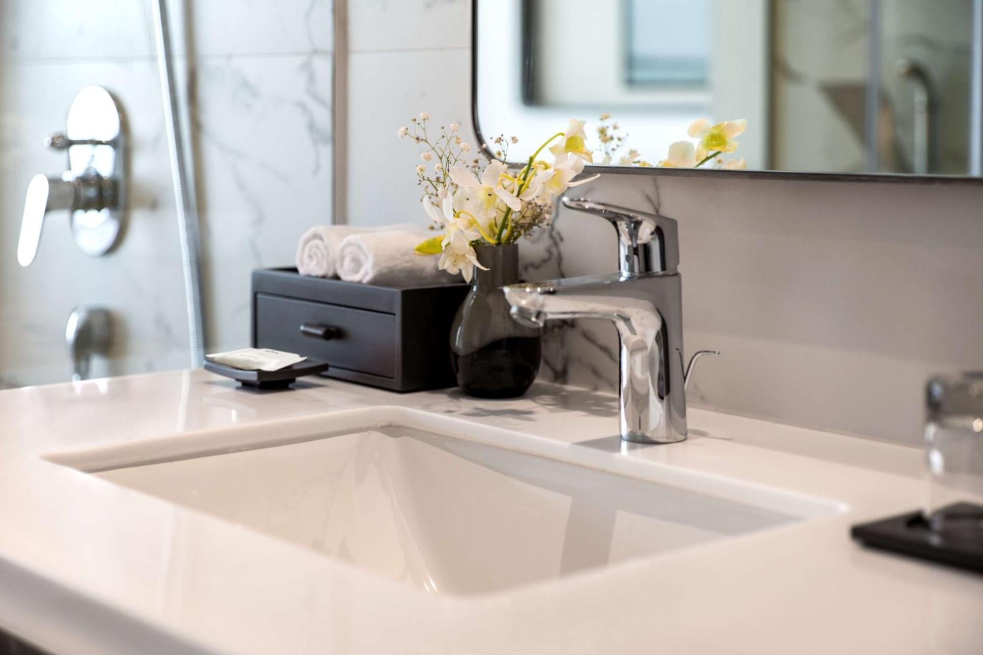 Radisson Hyderabad Hitec City Bagian luar foto Bathroom