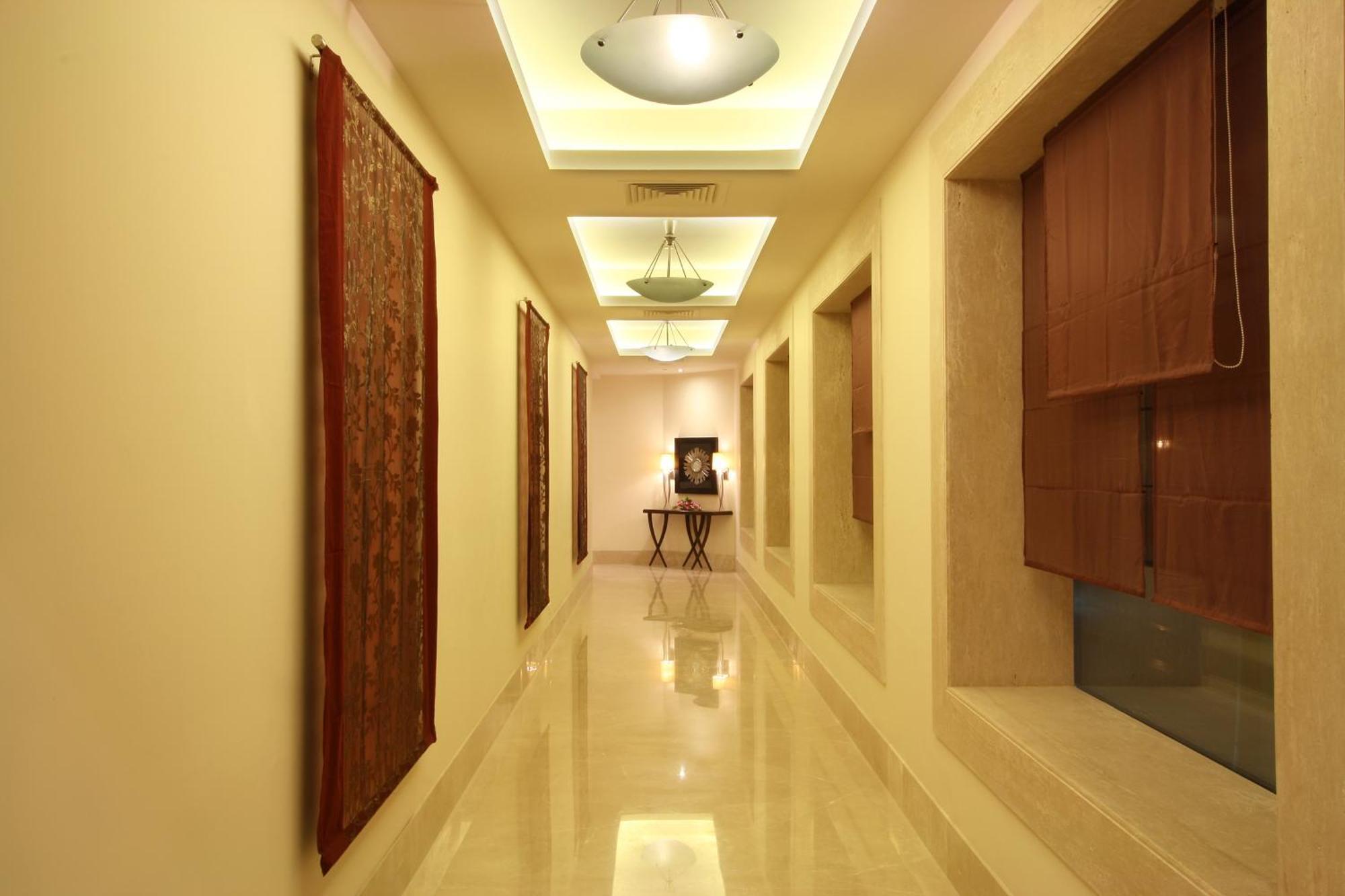 Radisson Hyderabad Hitec City Bagian luar foto A corridor in a hotel